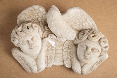 Bas relief en marbre aux deux visages.