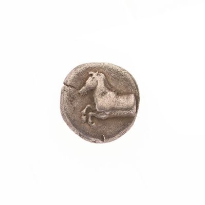 gros plan d'une pièce de monnaie sur laquelle figure un cheval