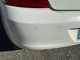 un gros plan de l'arrière d'une voiture sur lequel est collé un autocollant