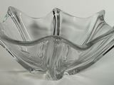 un bol en verre posé sur une table