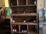 une étagère en bois sur laquelle sont posées des bouteilles de vin