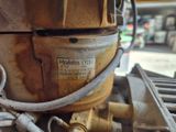 un gros plan d'une machine à laquelle est raccordé un tuyau