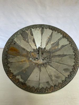 Elément d'applique en fer de forme ronde à décor de panneaux…
