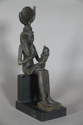 STATUETTE D' ISIS LACTANS EN BRONZE assise portant sa main d…