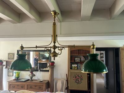 deux lampes suspendues au plafond au-dessus de la table de la salle à manger