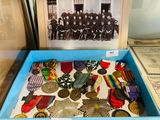une collection de médailles exposées dans une vitrine