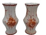 deux vases posés côte à côte sur une surface blanche