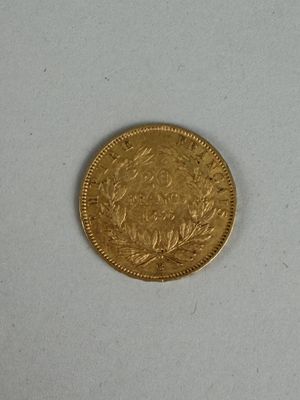 gros plan d'une pièce d'or sur une surface blanche