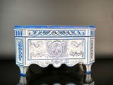 une petite boîte bleue et blanche posée sur une table noire