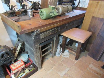 une table sur laquelle se trouve une machine à coudre
