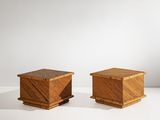 deux petites boîtes en bois posées sur une surface blanche