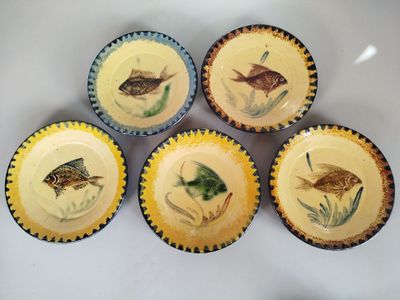 Réunion de cinq assiettes creuses en céramique émaillée à dé…