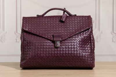 un gros plan d'un sac violet posé sur une table en bois