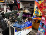 Il y a de nombreuses bornes d'arcade dans ce garage, dont un grand nombre