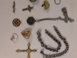 une table blanche sur laquelle sont posés tout un tas d'objets divers