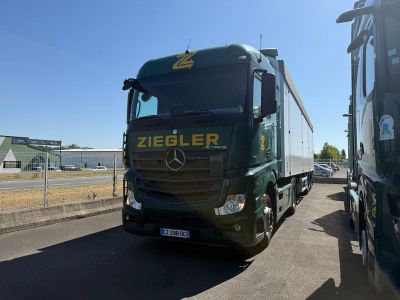 deux camions garés l'un à côté de l'autre sur le bord de la route