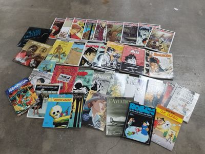 un grand nombre de livres posés sur le sol