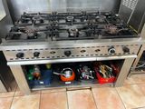 une cuisinière sur laquelle sont posés tout un tas d'ustensiles de cuisine
