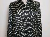 une chemise noire et blanche avec un motif
