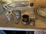 beaucoup d'objets en argent et en verre sur le comptoir