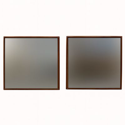 deux miroirs carrés accrochés au mur : l'un a un cadre marron et l'autre a un cadre marron