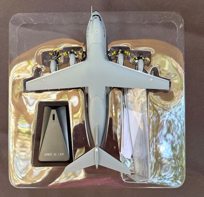 un avion blanc qui se trouve dans une boîte en plastique