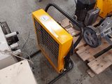 une petite machine posée sur une palette