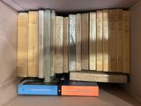 plusieurs livres empilés dans une boîte