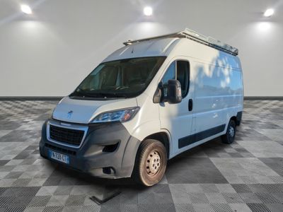 La petite camionnette est garée sur un sol à carreaux dans une pièce