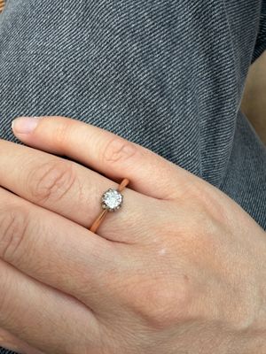 une femme portant une bague sertie d'un diamant