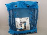 le sac est bleu et il y a une image de requin dessus