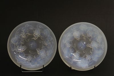 Paire de coupes en verre pressé moulé opalescent à décor de …