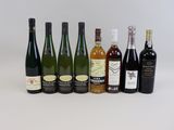 plusieurs bouteilles de vin sont alignées sur une surface blanche