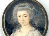portrait d'une femme en robe blanche, avec un ruban bleu autour du cou