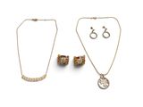 trois bijoux, à savoir un collier, des boucles d'oreilles et une bague