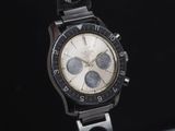 une image d'un gros plan d'une montre-bracelet sur une surface noire