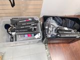 une valise remplie de maquillage et d'autres objets posée sur une table