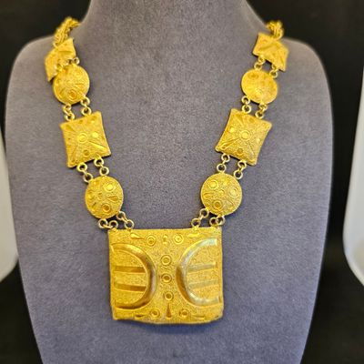 un gros plan d'un collier présenté sur un mannequin