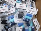 de nombreuses bobines de fil dans une boîte en carton