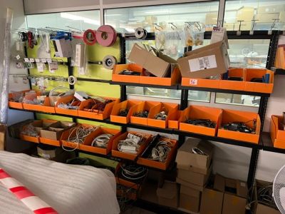 une pièce remplie d'une multitude d'objets divers rangés dans des bacs orange