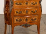 une petite commode en bois avec dessus en marbre