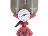 une borne d'incendie rouge à laquelle sont fixées deux bouteilles d'eau