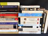 plusieurs livres empilés sur une table