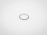 une bague en argent sur fond blanc