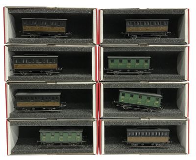 six wagons qui sont rangés dans un box