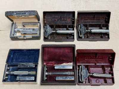 quatre types différents de rasoirs dans une boîte