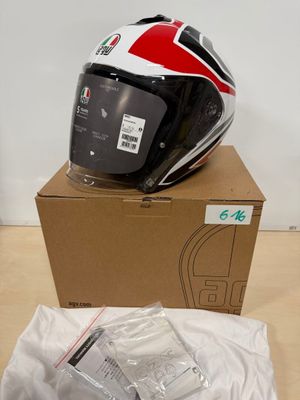 un casque posé sur une boîte