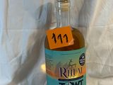 une bouteille de rhum devant un fond blanc