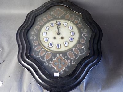 une horloge posée sur une table recouverte d'une nappe blanche