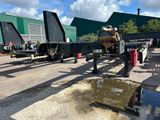 une photo d'un homme travaillant sur une remorque